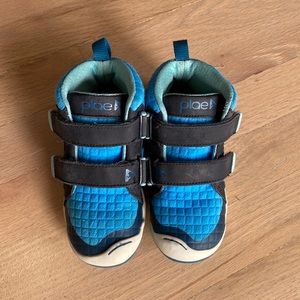 Plae kid sneaker sz 9